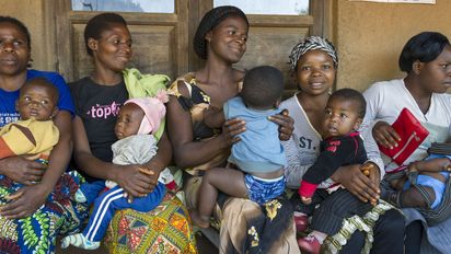 Frauen warten mit ihren Kindern auf eine Behandlung im Boh Primary Health Care Center