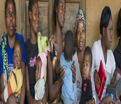 Frauen warten mit ihren Kindern auf eine Behandlung im Boh Primary Health Care Center