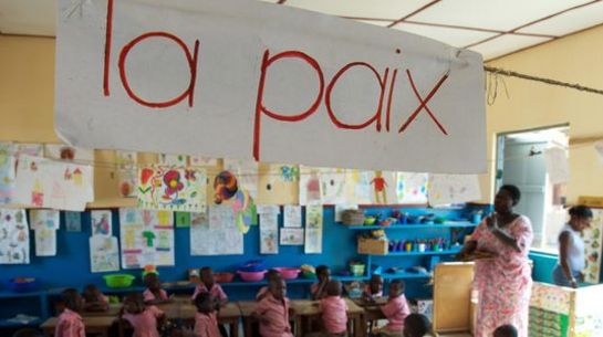 Schriftzug La paix – Frieden – in einer Schule