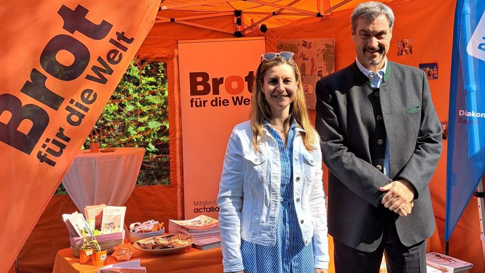 Der Bayerische Ministerpräsident, Dr. Markus Söder, wurde von der Präsidentin des Diakonischen Werks Bayern, Dr. Sabine Weingärtner, am Stand von Brot für die Welt begrüßt.