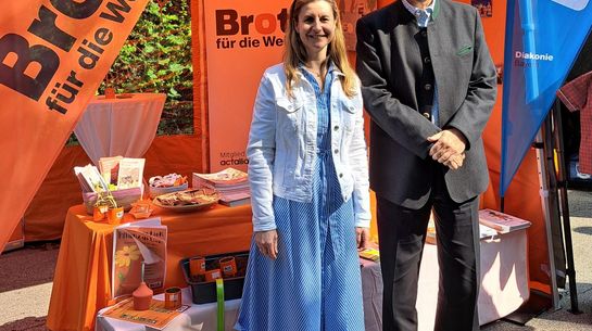 Der Bayerische Ministerpräsident, Dr. Markus Söder, wurde von der Präsidentin des Diakonischen Werks Bayern, Dr. Sabine Weingärtner, am Stand von Brot für die Welt begrüßt.