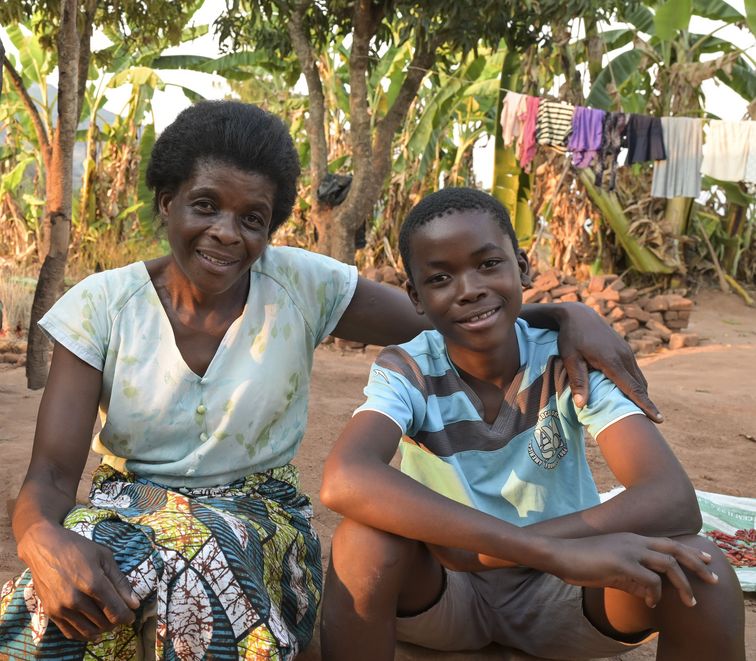 Chimwemwe Gama und seine Mutter, seine Oma und Schwester im Hintergrund