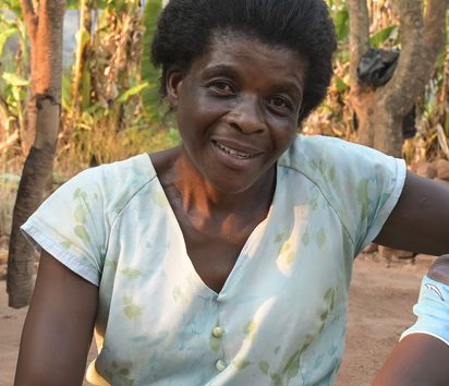 Chimwemwe Gama und seine Mutter, seine Oma und Schwester im Hintergrund