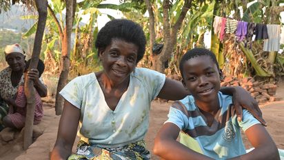 Chimwemwe Gama und seine Mutter, seine Oma und Schwester im Hintergrund