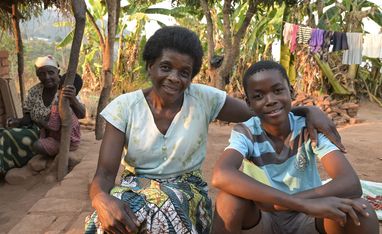 Chimwemwe Gama und seine Mutter, seine Oma und Schwester im Hintergrund