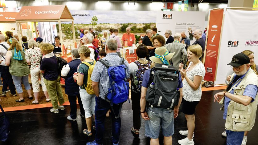 Messestand von Brot für die Welt und Missio auf dem Messegelände, beim Kirchentag 2023 in Nürnberg.