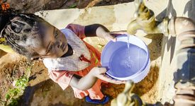 KENIA, ADS Anglican Development Services of Mount Kenya East, Stadt Embu, Dorf Gichunguri, Projekt Regenwasserauffang an einem Felsen und Speicherung in Tanks zur Nutzung in Duerreperioden, Agnes Irima, 44 Jahre, und Enkelin an Wasserstelle