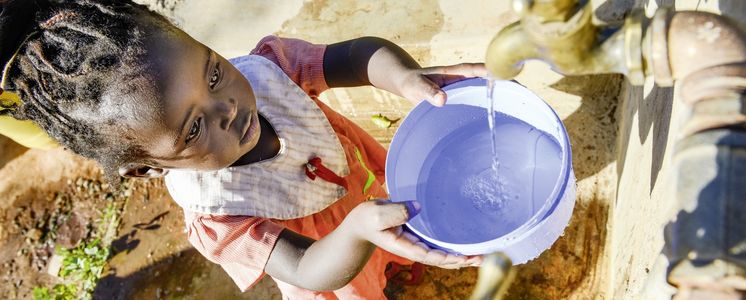 KENIA, ADS Anglican Development Services of Mount Kenya East, Stadt Embu, Dorf Gichunguri, Projekt Regenwasserauffang an einem Felsen und Speicherung in Tanks zur Nutzung in Duerreperioden, Agnes Irima, 44 Jahre, und Enkelin an Wasserstelle