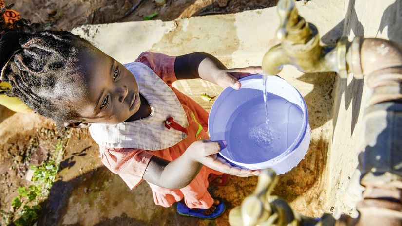 KENIA, ADS Anglican Development Services of Mount Kenya East, Stadt Embu, Dorf Gichunguri, Projekt Regenwasserauffang an einem Felsen und Speicherung in Tanks zur Nutzung in Duerreperioden, Agnes Irima, 44 Jahre, und Enkelin an Wasserstelle