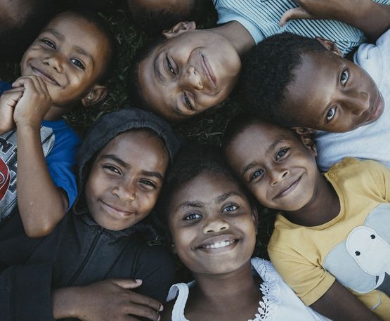 Kinder in Cogea.Der Partner von Brot fuer die Welt, FCOSS (Fiji Council of Social Services) unterstuetzt die Umsiedlung des Dorfes Cogea. Cogea wurde vom Zyklon "Yasa" Ende 2020 zerstoert.