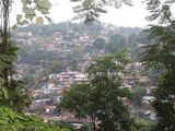Gefährdete Siedlung an Hanglage in Freetown, Sierra Leone