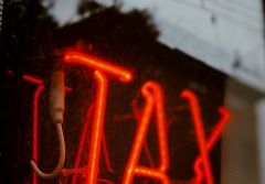 Leuchtschrift "Tax"