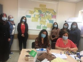 Team-Mitglieder von WCLAC mit Masken im Büro während der COVID-19 Pandemie i