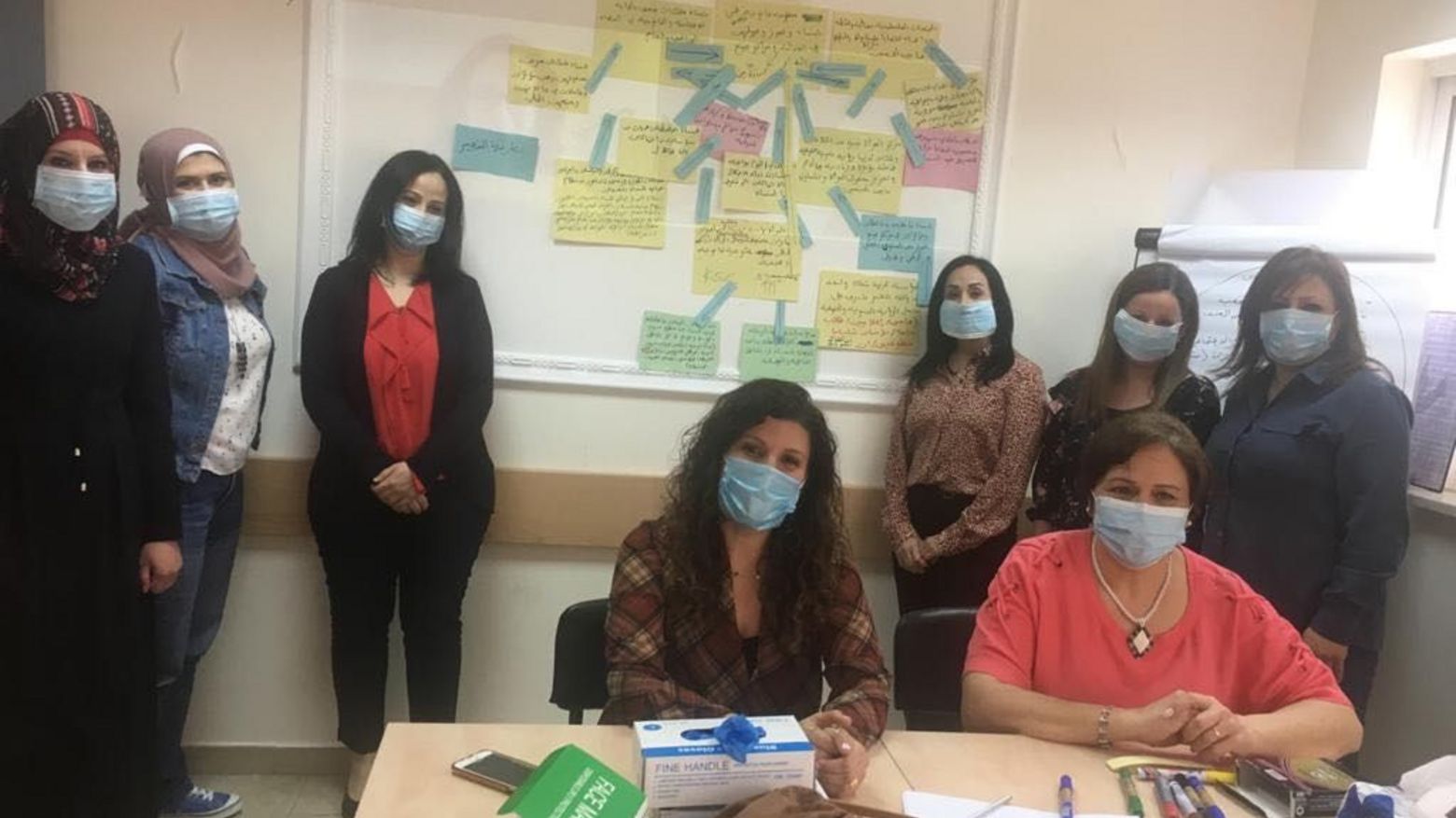 Team-Mitglieder von WCLAC mit Masken im Büro während der COVID-19 Pandemie i
