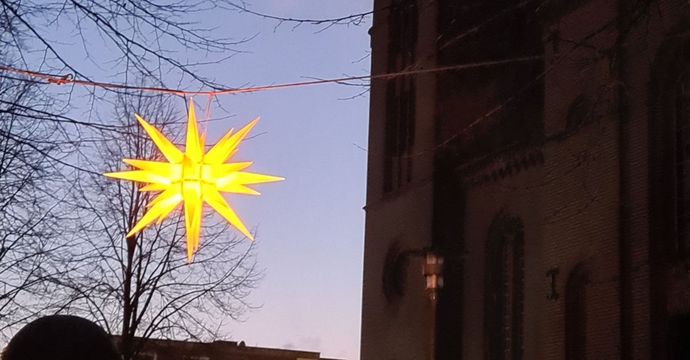 Kirche und Leuchtstern