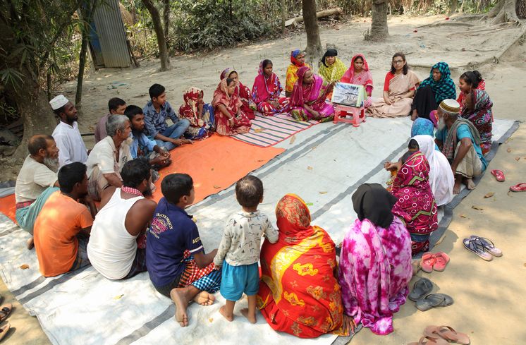 Aklima Begum (34) leitet mit der CCDB-Direktorin Juliate Keya Malakar (43) das Katastrophentraining in Charlathimara.Projektpartner: Christian Commission for Development in Bangladesh (CCDB)