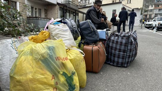 karabach-Armenier:innen suchen Schutz und warten auf sichere Transportmöglichkeiten 