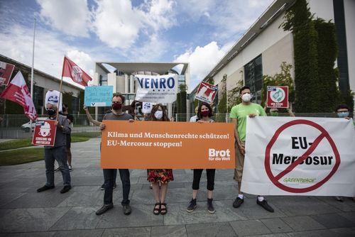 Brot für die Welt demonstriert vor Kanzleramt gegen EU-Mercosur-Abkommen Brot für die Welt demonstriert vor Kanzleramt gegen EU-Mercosur-Abkommen