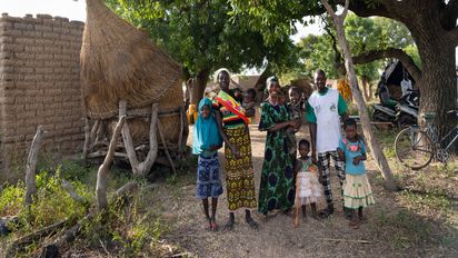 Weil seine Felder durch den Klimawandel nicht mehr genug abwarfen, um die Familie zu ernähren, beschloss der Kleinbauer Benjamin Nikiema zusammen mit der Brot für die Welt-Partnerorganisation ODE klimarobustes Saatgut anzubauen. Familienfoto / Personen von links: älteste Tochter Samira (Alter unbekannt), erste Frau Aminata Zumba, (29 Jahre) mit Sohn Zacharias (2 Monate), zweite Frau Jaorata Nakelse (20 Jahre) mit Sohn Mohamed (2 Jahre), Ehemann Benjamin Adama Nikiema mit den Toechtern Boussema (3 Jahre, links) und Alizeta (5 Jahre).