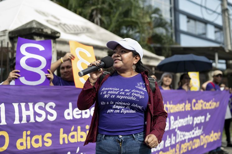San Pedro Sula, Honduras. Liliam Castillo 43, demonstriert mit ihren Mitstreiterinnen von Codemuh vor der honduranischen Sozialversicherung. Castillo war einst die Star-Näherin in der kanadischen Fertigungsfabrik Gildan Activewear, heute hat sie chronische Gesundheitsprobleme und engagiert sich bei Codemuh.Das von Brot für die Welt unterstützte Kollektiv der honduranischen Frauen (Codemuh) kämpft seit 35 Jahren gegen Ausbeutung und Machismo und hat sich auf die Arbeiterinnen der Maquilaindustrie spezialisiert.