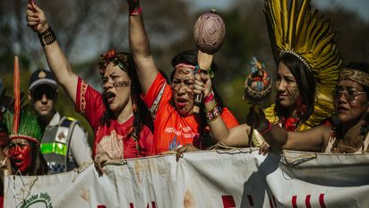 13.08.2019, Brasilien, Brasilia: Indigene Frauen schreien politische Parolen bei einem Protest gegen die Umweltpolitik des rechten Präsidenten Bolsonaro und den Verlust ihrer traditionellen Siedlungsgebiete. Bolsonaro will vor allem das Amazonasgebiet stärker wirtschaftlich nutzen und weitere Rodungen zulassen. Foto: Tuane Fernandes/dpa | Verwendung weltweit