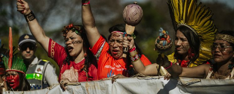 Indigene Frauen protestieren in Brasilien 13.08.2019, Brasilien, Brasilia: Indigene Frauen schreien politische Parolen bei einem Protest gegen die Umweltpolitik des rechten Präsidenten Bolsonaro und den Verlust ihrer traditionellen Siedlungsgebiete. Bolsonaro will vor allem das Amazonasgebiet stärker wirtschaftlich nutzen und weitere Rodungen zulassen. Foto: Tuane Fernandes/dpa | Verwendung weltweit