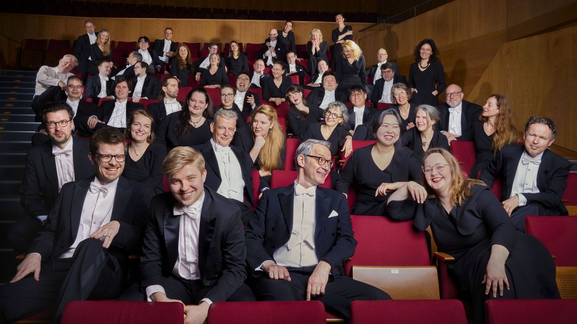 Der Rundfunk-Chor Berlin entspannt und fröhlich im Konzertsaal.