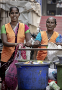 Zwei Frauen sammeln Müll
