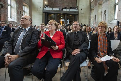 „Die Welt im Gepäck“- Tag der zurückgekehrten Fachkräfte
aus dem Entwicklungsdienst und Zivilen Friedensdienst anlässlich des 50-jährigen Jubiläums des Entwicklungshelfer-Gesetzes „Die Welt im Gepäck“- Tag der zurückgekehrten Fachkräfte
aus dem Entwicklungsdienst und Zivilen Friedensdienst anlässlich des 50-jährigen Jubiläums des Entwicklungshelfer-Gesetzes