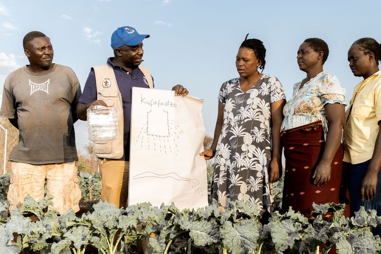 Workshop im Community Garten: Giyani (Barnabas) Siwela erklärt das Gießkannenprinzip – „Kufafaidza“. Giyani ist Projektleiter, bei MeDRA, Experte fuer Klimawandel und Katastrophenmanagement.