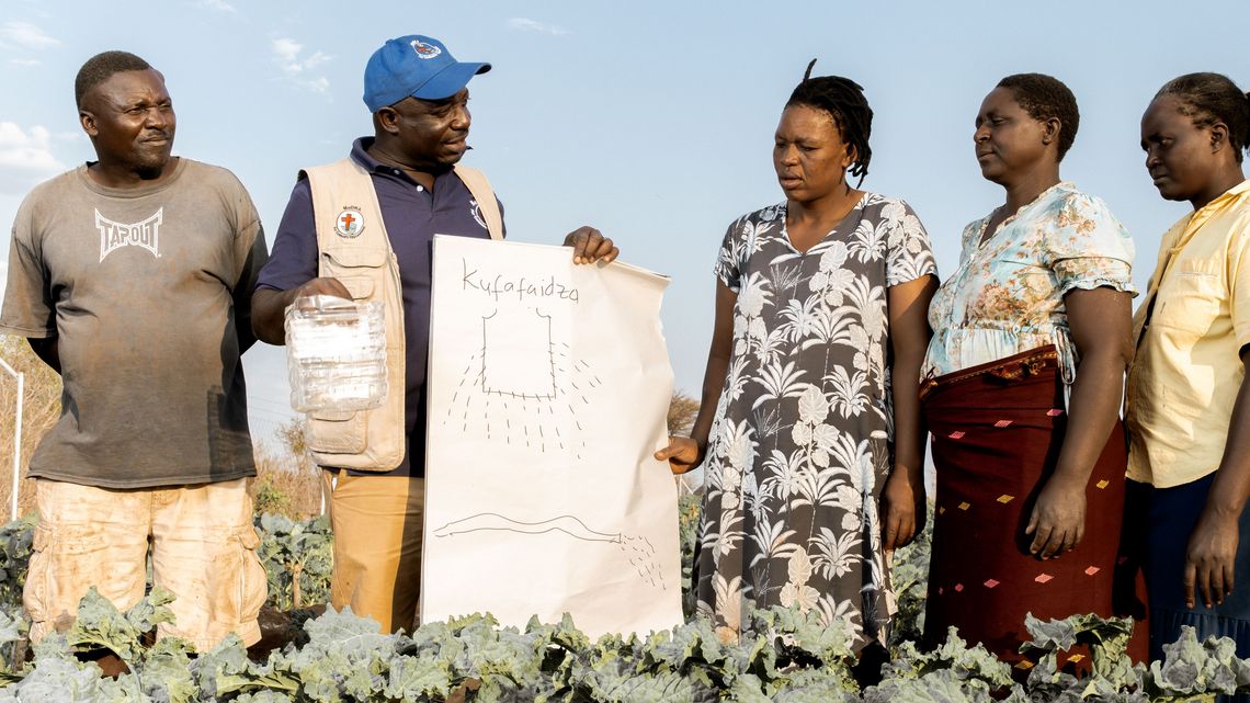 Workshop im Community Garten: Giyani (Barnabas) Siwela erklärt das Gießkannenprinzip – „Kufafaidza“. Giyani ist Projektleiter, bei MeDRA, Experte fuer Klimawandel und Katastrophenmanagement.