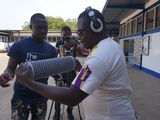 Die Teilnehmenden des ersten Workshops im März machen kleinere Übungseinheiten zum Filmdreh auf dem Schulhof des Technical Training Centres des YMCA in Accra.