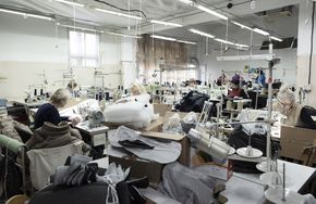 Näherinnen in einer osteuropäischen Textilfabrik
