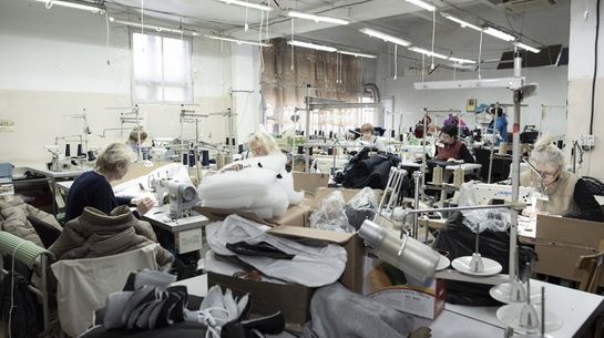 Näherinnen in einer osteuropäischen Textilfabrik