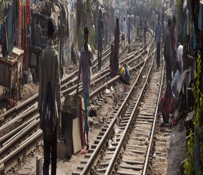 Slums an der Bahnstrecke in der Hauptstadt Dhaka