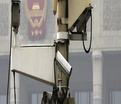 Mast mit Überwachungskameras auf dem  Tiananmen Square in China
