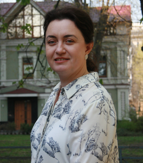 Das Bild zeigt die dunkelhaarige Olga Kalashnyk, Präsidentin von La Strada - Ukraine