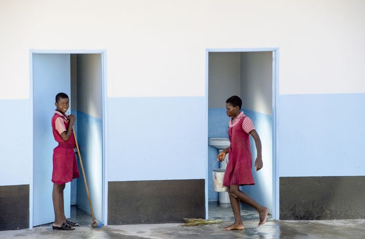 Behindertengerechte, für Rollstuhlfahrer zugängliche Toiletten. Die Schüler sind für deren Reinigung selbst verantwortlich.Im Osten Simbabwes (Provinz Mashonaland East, Distrikt Mudzi) liegt die Nyamuwanga Primary School. Hier lernen behinderte und nichtbehinderte Kinder gemeinsam.Die Nichtregierungsorganisation "Jairos Jiri Association" engagiert sich in Simbabwe für Menschen mit Behinderungen. Sie betreibt diverse Schulen auf dem Land und in der Hauptstadt Harare, um Kindern und Jugendlichen mit Behinderung Zugang zu Bildung zu ermöglichen. Foto: Helge Bendlwww.helgebendl.comAlle Rechte vorbehalten / All rights reserved.