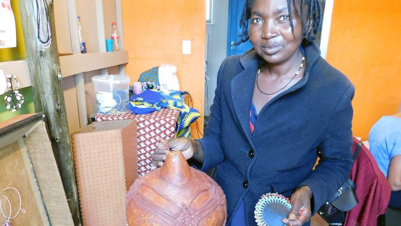 Außerdem stellt Caroline Tjambiru Lederwaren und Schmuck her.