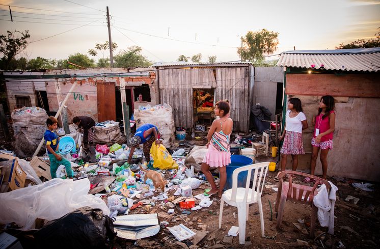 Müllsammler In der Gemeinde Cerro Poty leben viele indigene Familien von Recyling, indem sie den Müll weiterverkaufen.Projektpartner: Callescuela