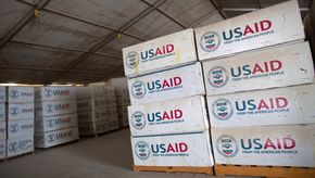 Hilfslieferungen mit USAID-Aufschrift