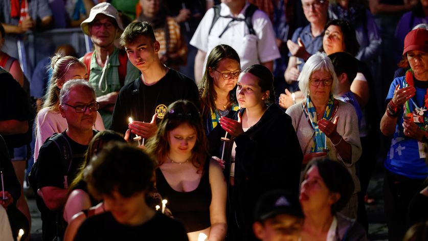 Publikum beim Auftritt der A capella Band "Füenf" beim „Brot für die Welt“ Konzert auf dem Kirchentag 2023 auf dem Hauptmarkt in Nürnberg.