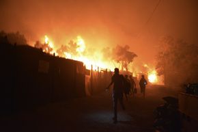 Geflüchtete fliehen vor den Flammen in Moria.