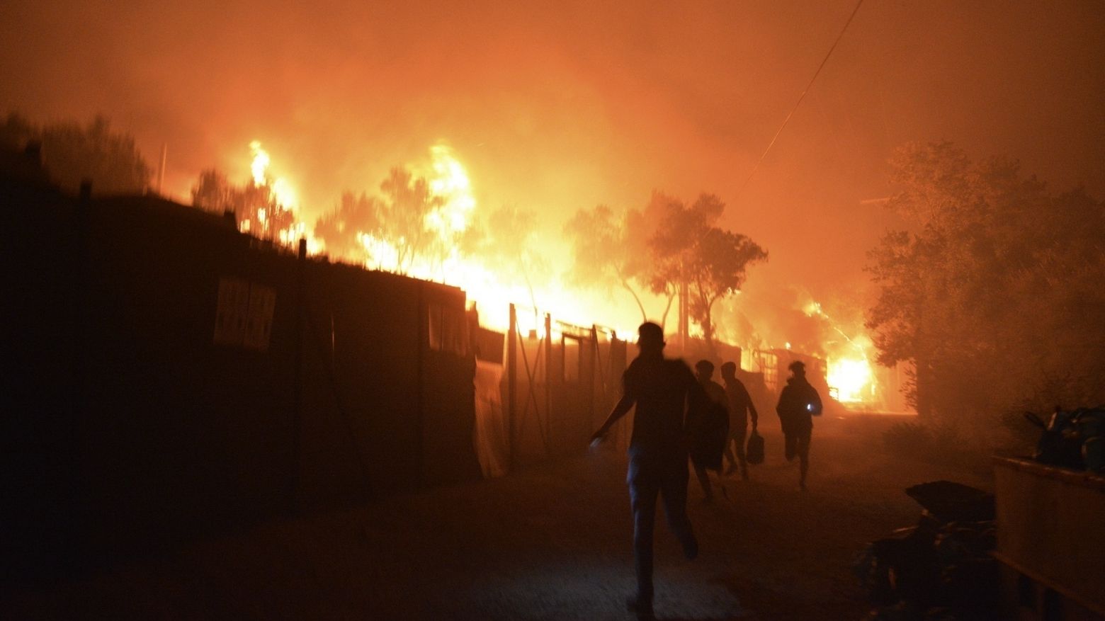 Geflüchtete fliehen vor den Flammen in Moria.