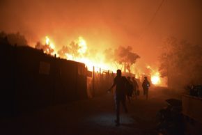 Geflüchtete fliehen vor den Flammen in Moria.