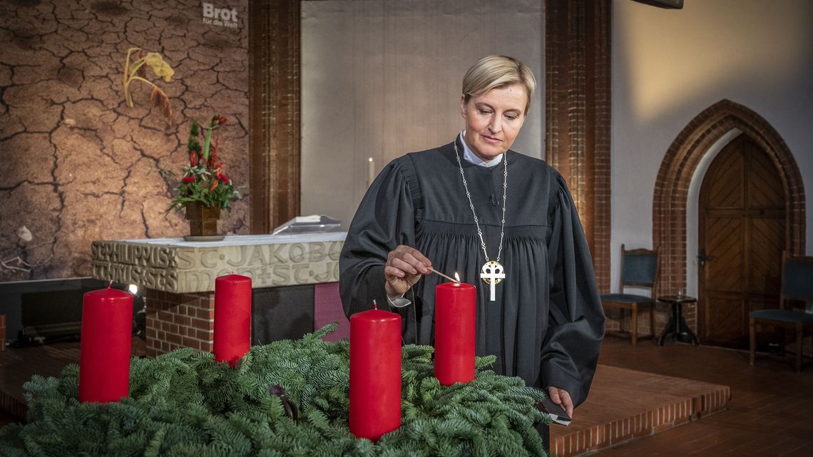 Dagmar Pruin zündet eine Kerze zum 1. Advent an