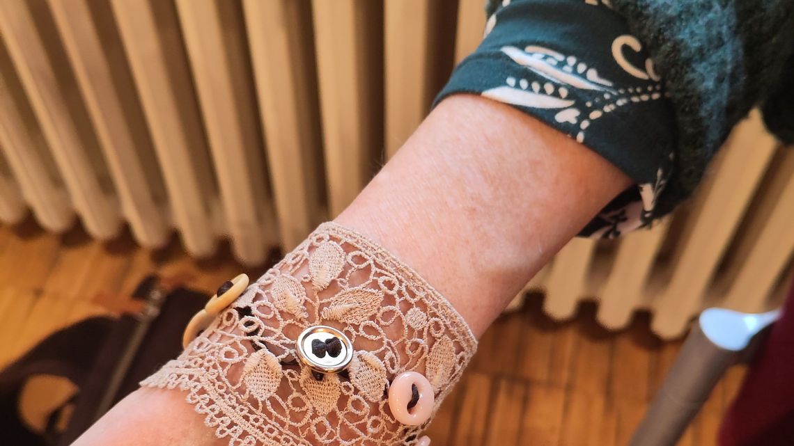 Ein Armband aus Spitze und Knöpfen