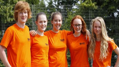 Gruppenbild von Jugendlichen mit Brot für die Welt T-Shirts auf dem Kirchentag