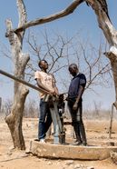 Cousins Abnel Mushangwe (18) und Khumbulani Nyati (15) an einem Brunnen, der versiegt ist.