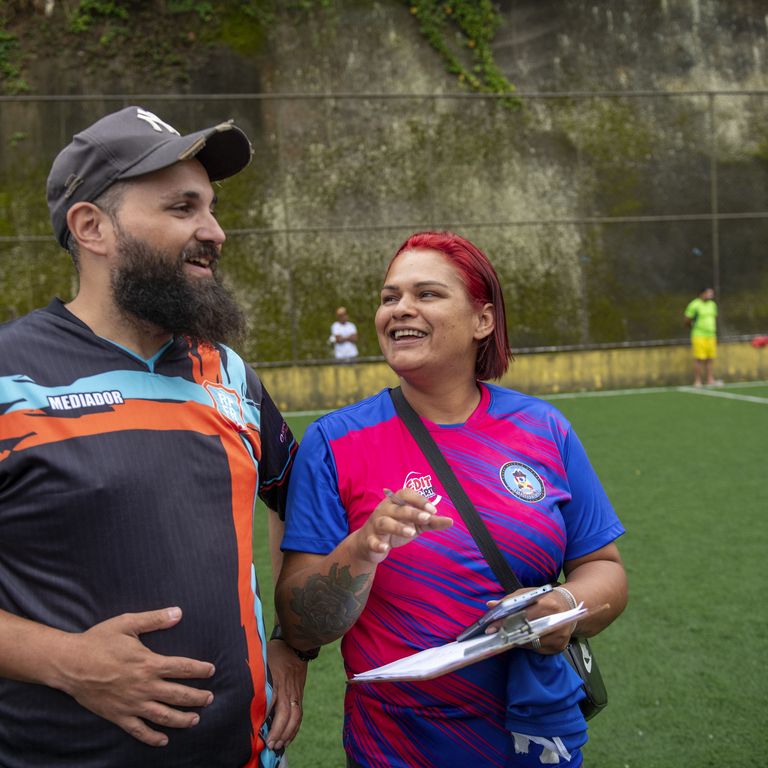 Jane Meire da Silva, Mediatorin/Projektleiterin im Projekt Piratinhas, Santo André, mit dem Fussballehrer Vandrigo Lugarezi.Projektpartner: Açao Educativa - AE